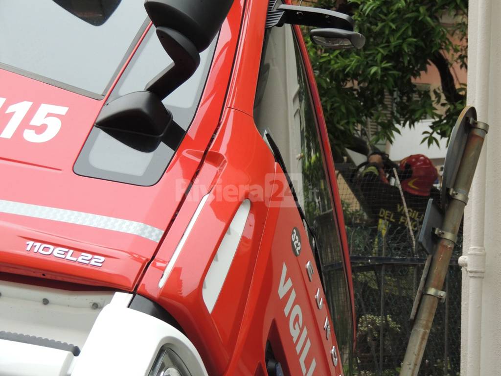 riviera 24 - Taggia, camion dei pompieri si ribalta