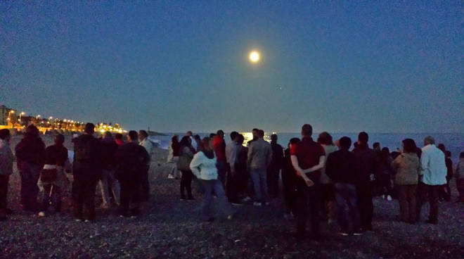 Vallecrosia, tanti in spiaggia a “rimirar le stelle”