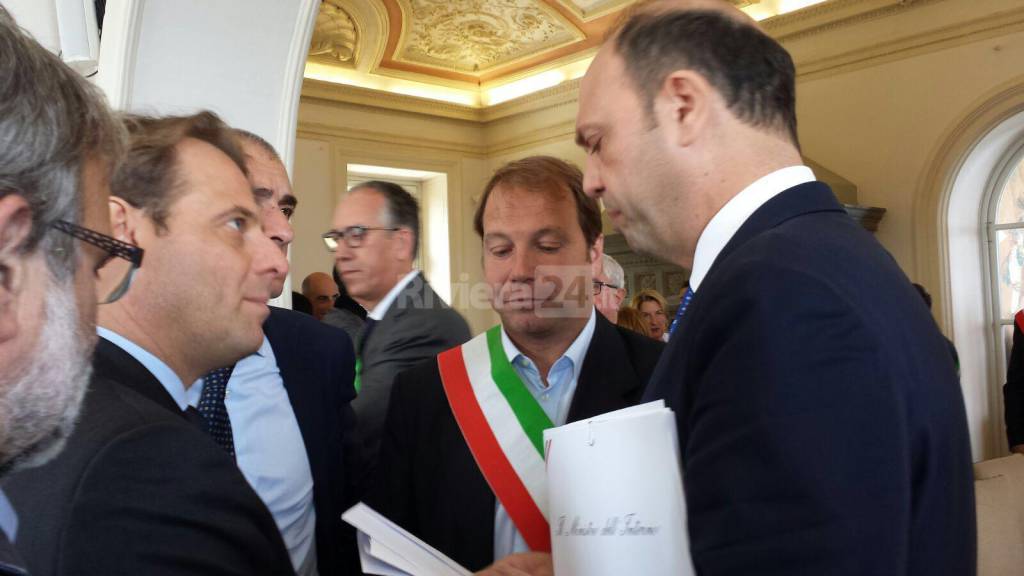 riviera24 - L'incontro del Sindaco del Comune di Dolceacqua con il Ministro Alfano