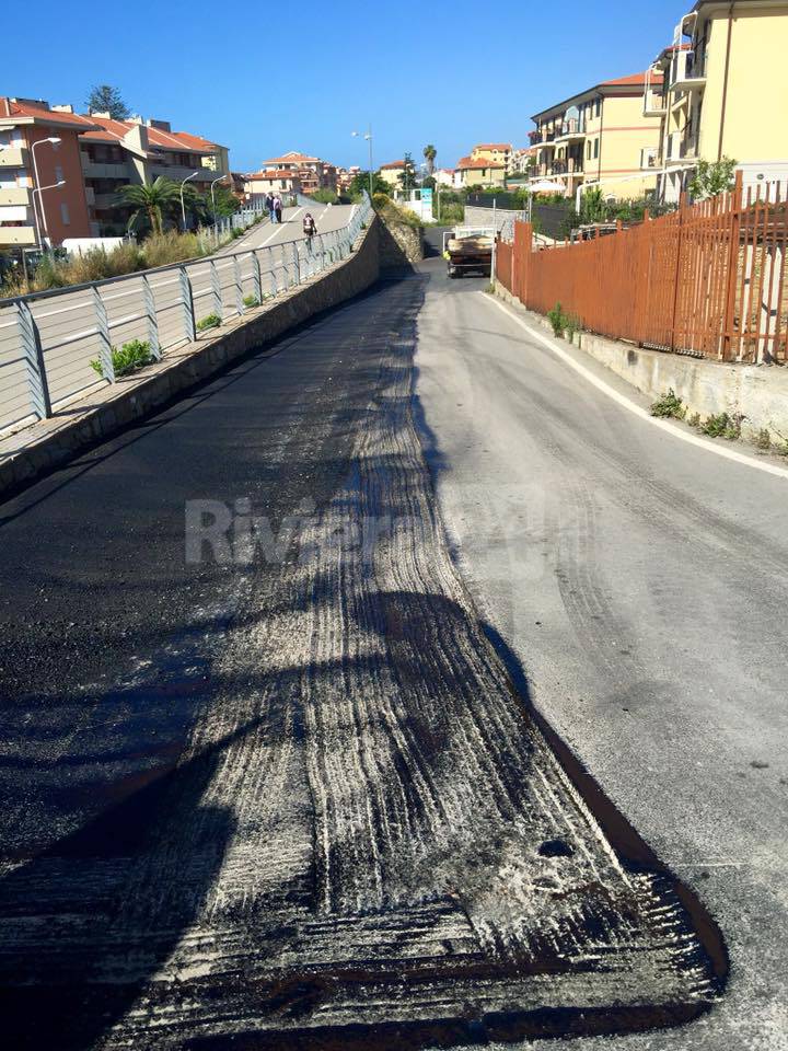 riviera24 - lavori asfaltatura riva ligure e muretto passeggiata a mare