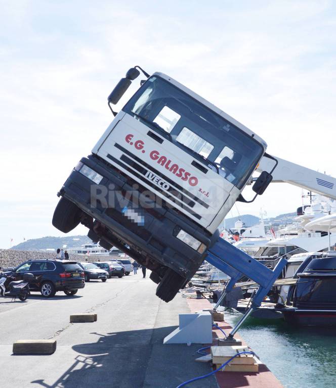 riviera24 - Portosole, camion con gru si ribalta e rischia di finire in mare