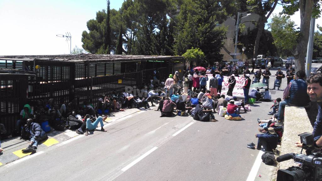 riviera24 - sciopero della fame migranti maggio 2016