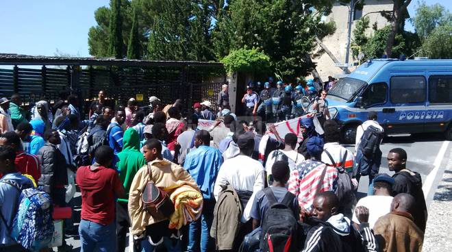 Ventimiglia, ultimatum ai migranti dalla Polizia: “O sgomberate o verrete portati in commissariato”