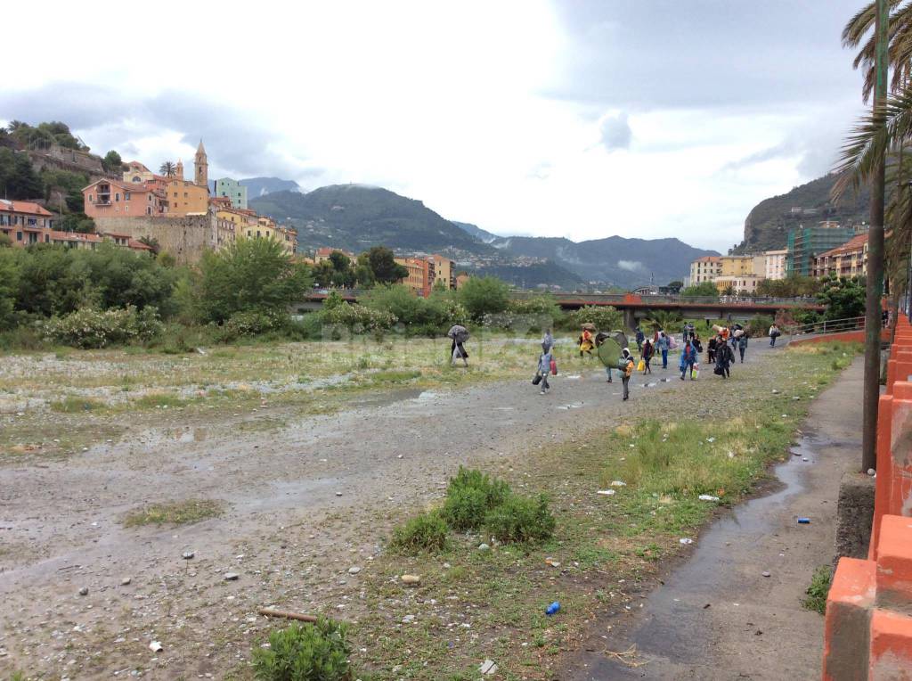 riviera24 - Ventimiglia, smontata la tendopoli sul greto del Roja