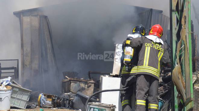 Deposito abusivo di bombole GPL va a fuoco e rischia di provocare disastro, nei guai operaio di Coldirodi