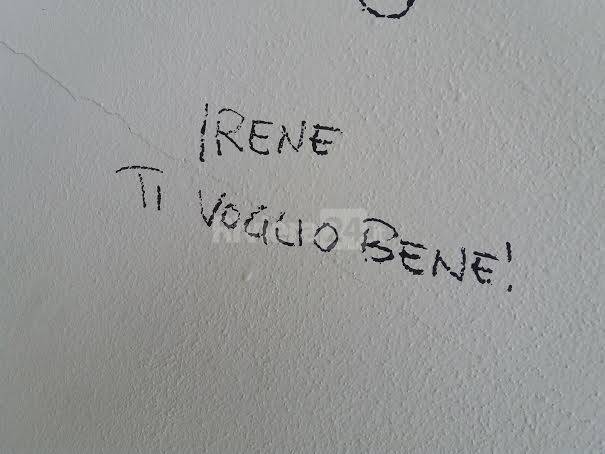 scritte sui muri in piazza colombo