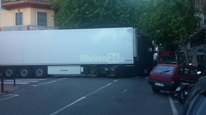 Tir sbaglia strada: blocca centro di Ventimiglia per mezz’ora