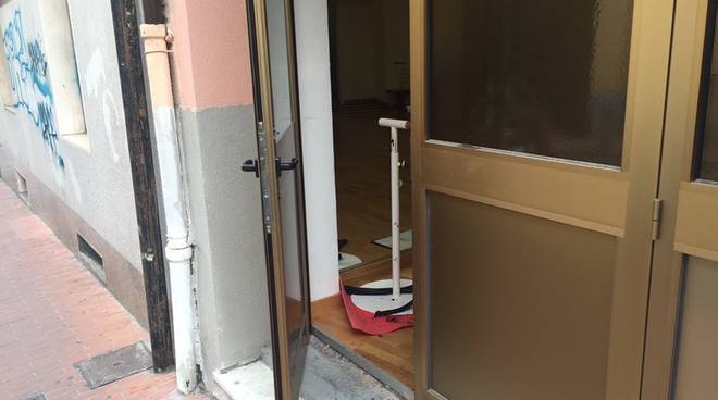 Ventimiglia, sfondata porta di ingresso di una scuola di danza: ignoti si introducono nei locali