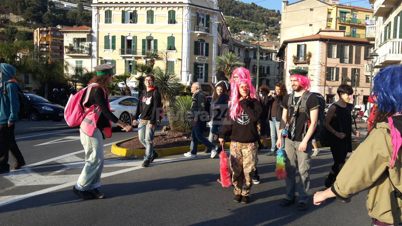 Ventimiglia, strade bloccate dalla protesta dei no borders. Migranti in piazza