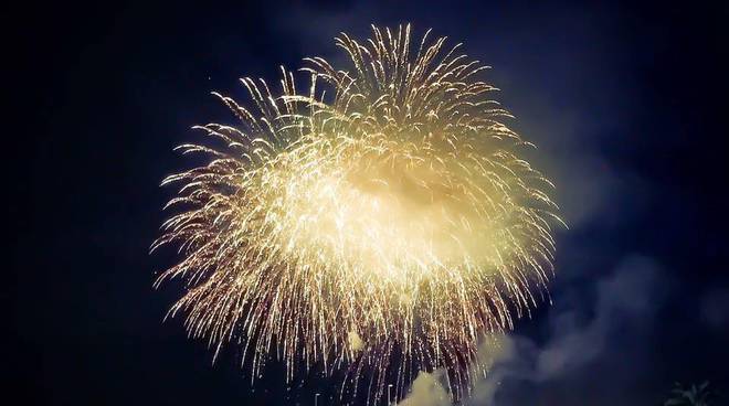 La magia dei fuochi d’artificio illumina la festa di San Giovanni