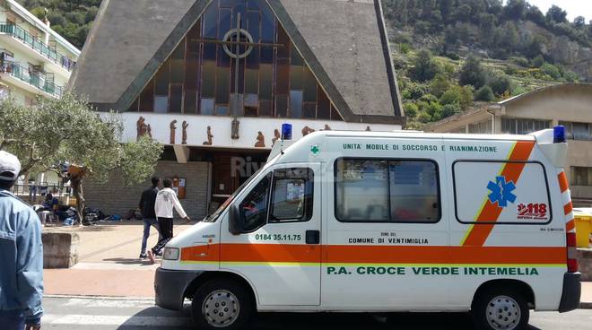 Ventimiglia, ambulanza e medici nella chiesa di Sant’Antonio: già operativo il presidio voluto ieri dalla Viale