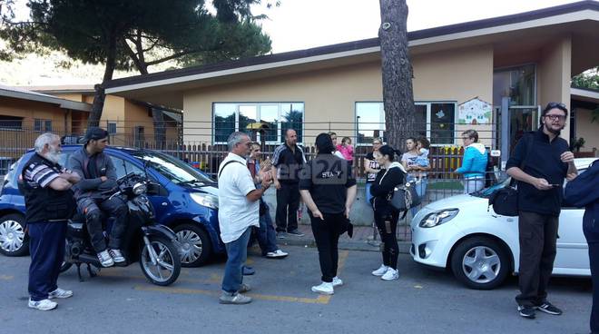 Ventimiglia, migranti al Palaroja di Roverino i residenti sulle barricate