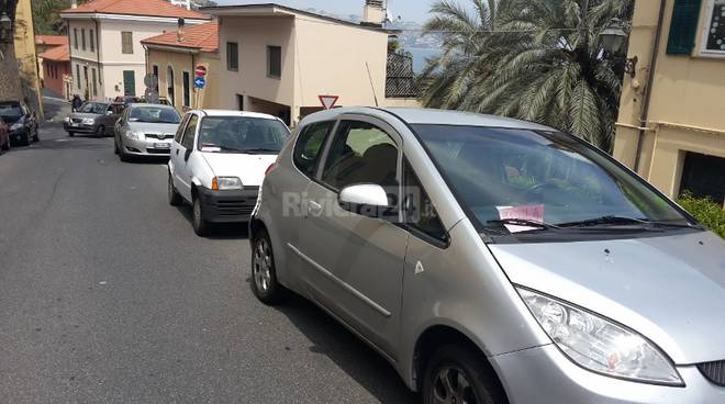 Bordighera, fioccano le multe in via Garnier. Residenti sul piede di guerra: “Dove parcheggiamo?”