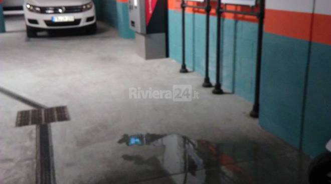 Infiltrazioni d’acqua nel parcheggio di via Benza a Porto Maurizio