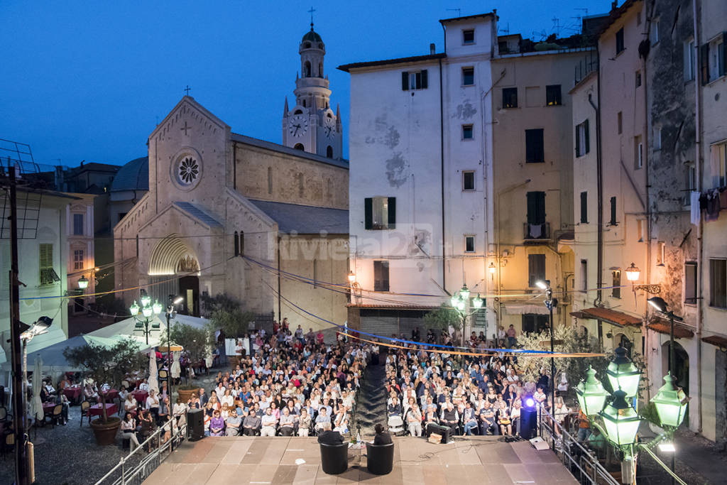 riviera24 - 300 persone in piazza San Siro per Enzo Bianchi