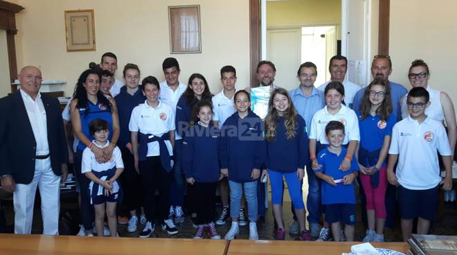 Gli atleti della Bordighera Nuoto ricevuti dal sindaco di Bordighera e dall’assessore Debenedetti