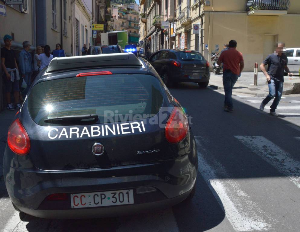 riviera24 - Sanremo, Blitz antidroga dei Carabinieri in un appartamento del centro