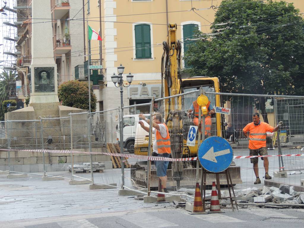 riviera24 - Taggia, iniziati i lavori in piazza Eroi