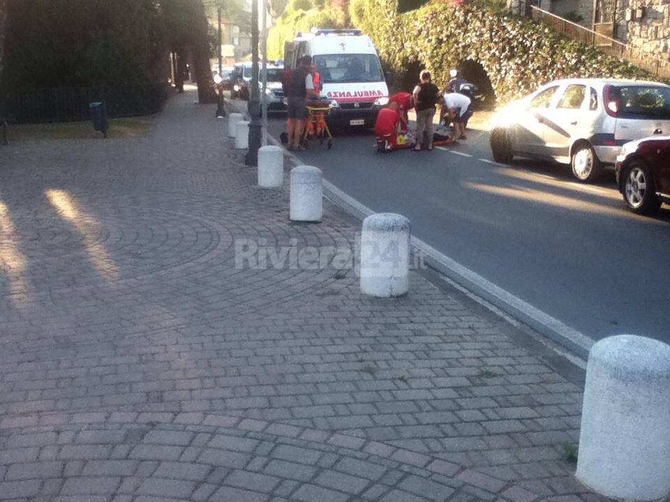 Donna attraversa la strada, investita da un'auto sulla Romana