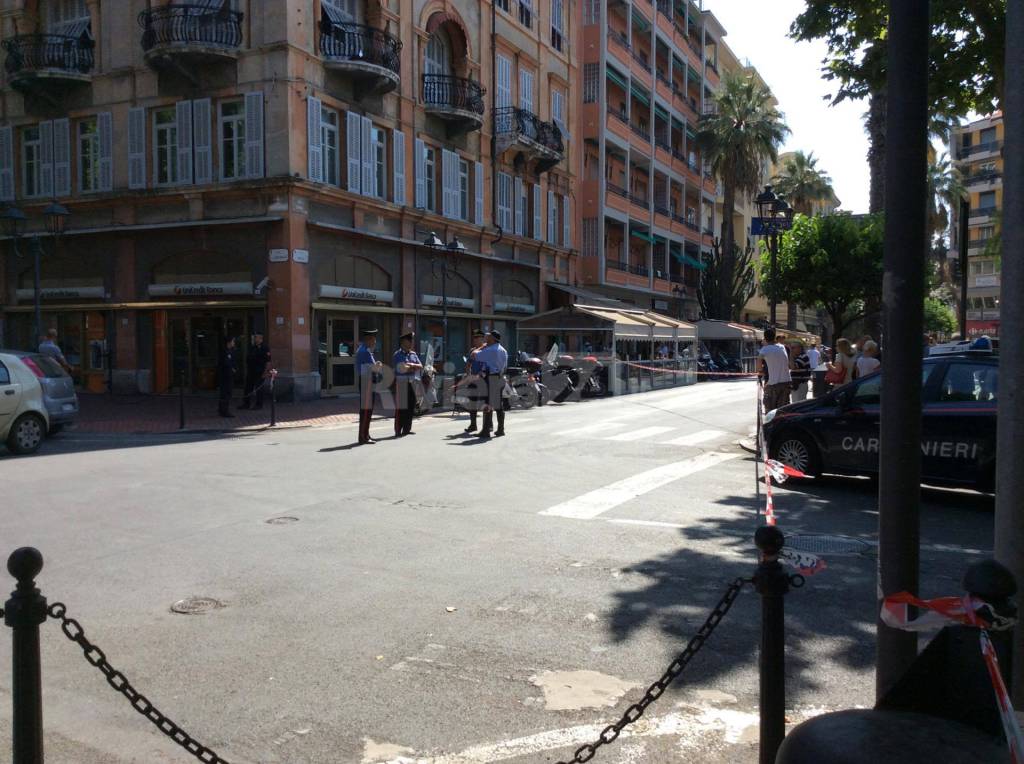 Evacuato il mercato coperto di Ventimiglia per un allarme bomba, 112 e 113 sul posto