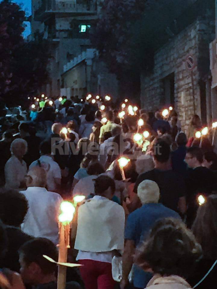 Imperia è scesa in strada per dire no alla mafia, la fiaccolata per non dimenticare