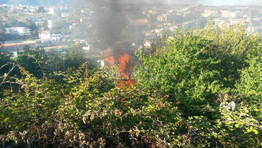 In fiamme macchia mediterranea sulle alture di Sanremo, 115 al lavoro