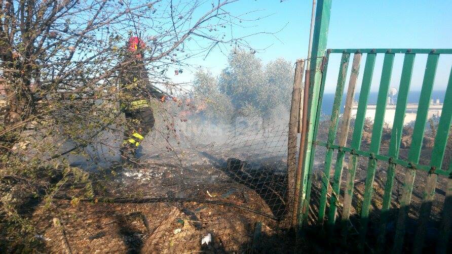 In fiamme macchia mediterranea sulle alture di Sanremo, 115 al lavoro