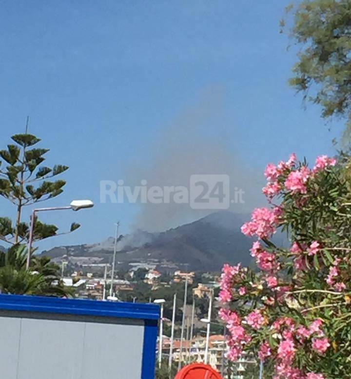 Incendio di sterpaglie a Coldirodi