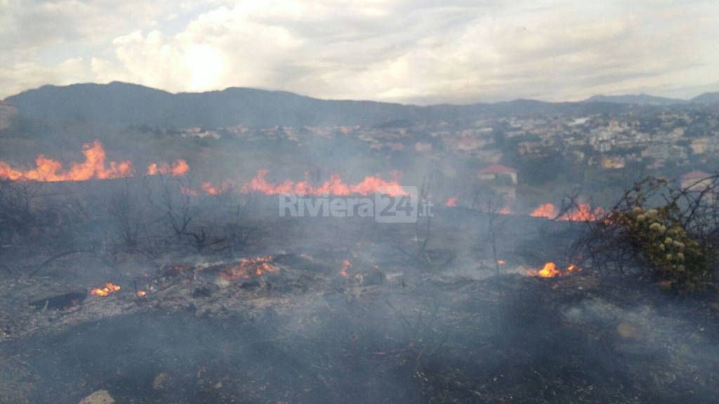 Incendio di sterpaglie in via Bonmoschetto a Sanremo, 115 sul posto