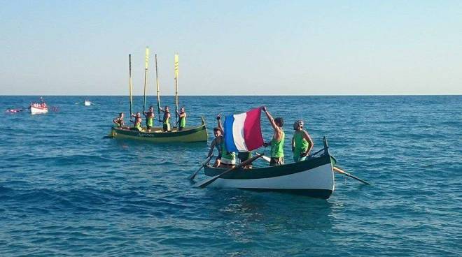 Prima sfida tra gozzi dei sestieri di Ventimiglia: vittoria dedicata alla Francia