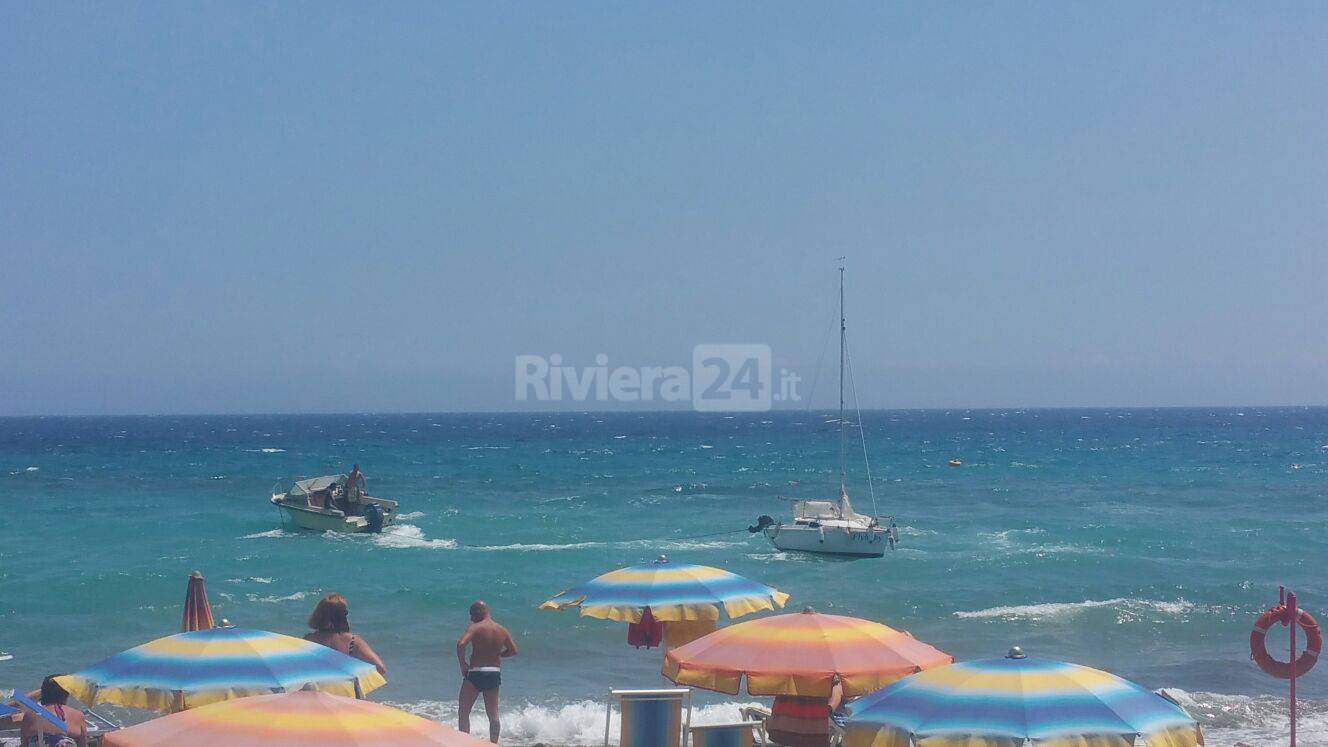 riviera24 - Barca a vela in panne a Bussana