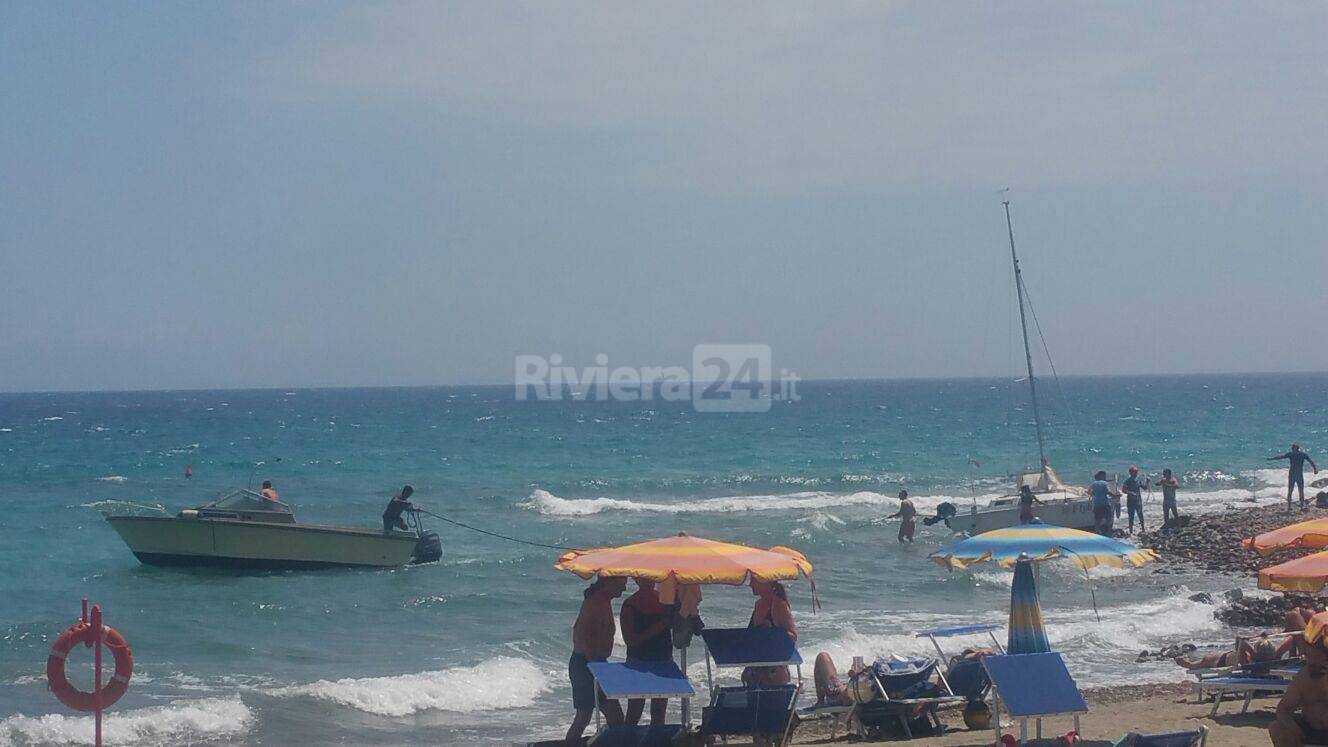 riviera24 - Barca a vela in panne a Bussana
