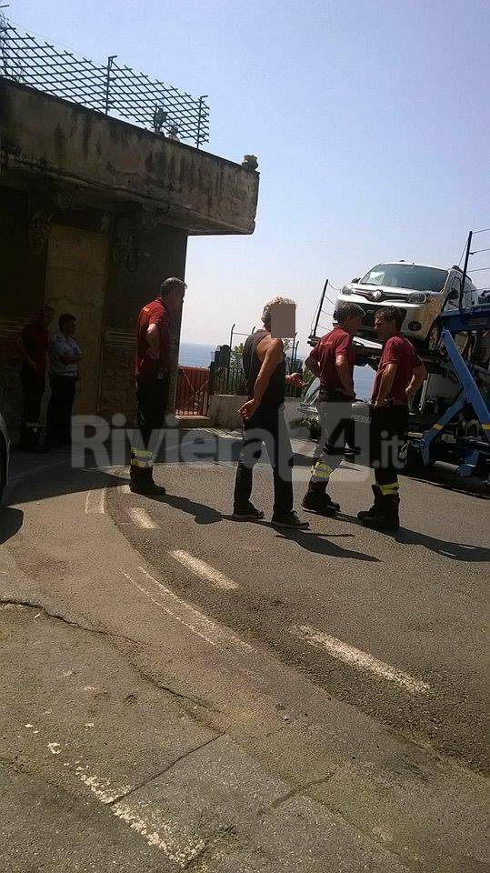 riviera24 - Bordighera, bisarca si incastra nella curva del "giro d'argento"