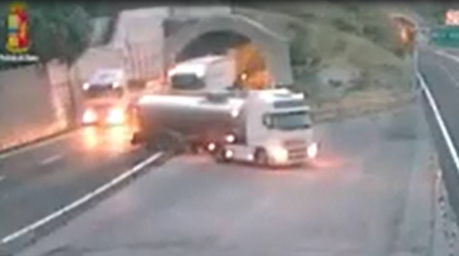 riviera24 - camion in autostrada spericolata manovra
