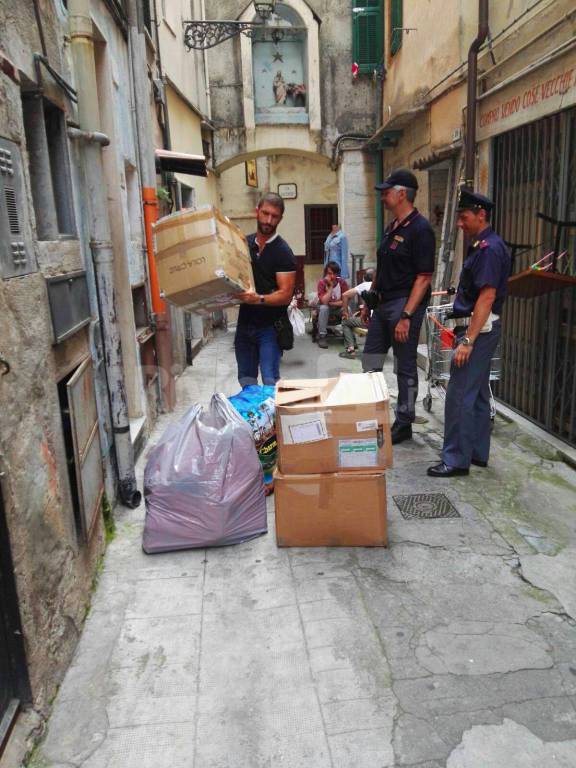 riviera24 - La Polizia sequestra 150.000 euro di merce contraffatta