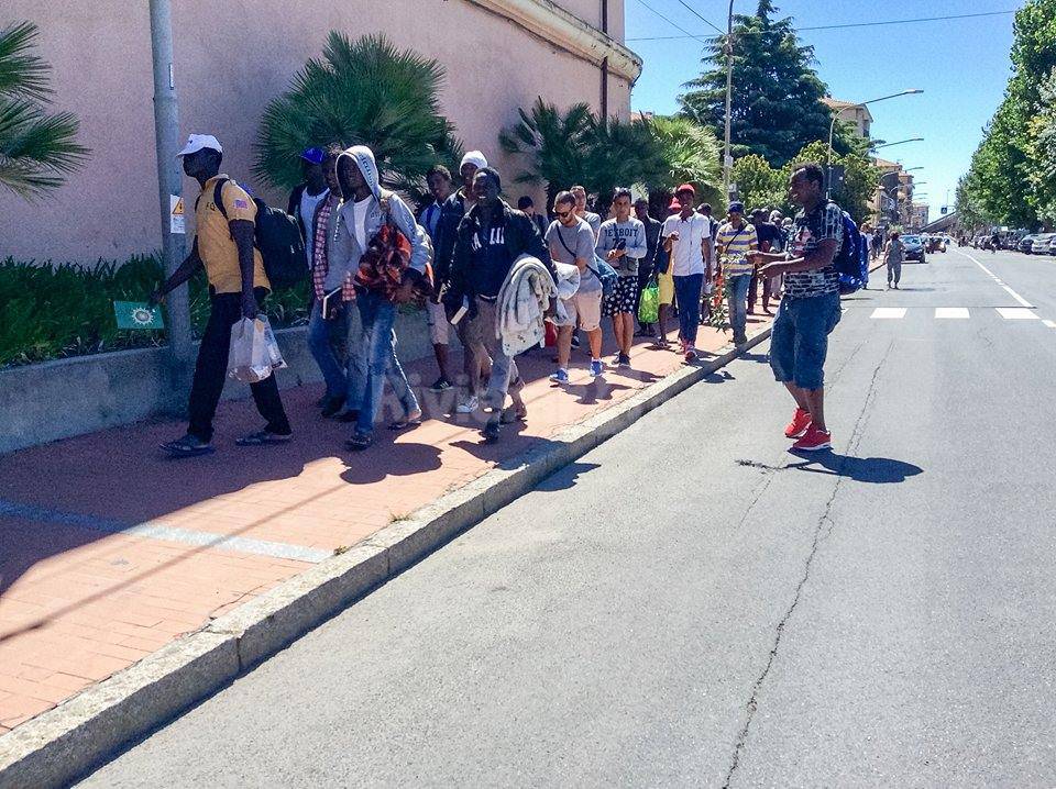 riviera24 - Migranti a Ventimiglia, iniziati i trasferimenti al Parco Roja