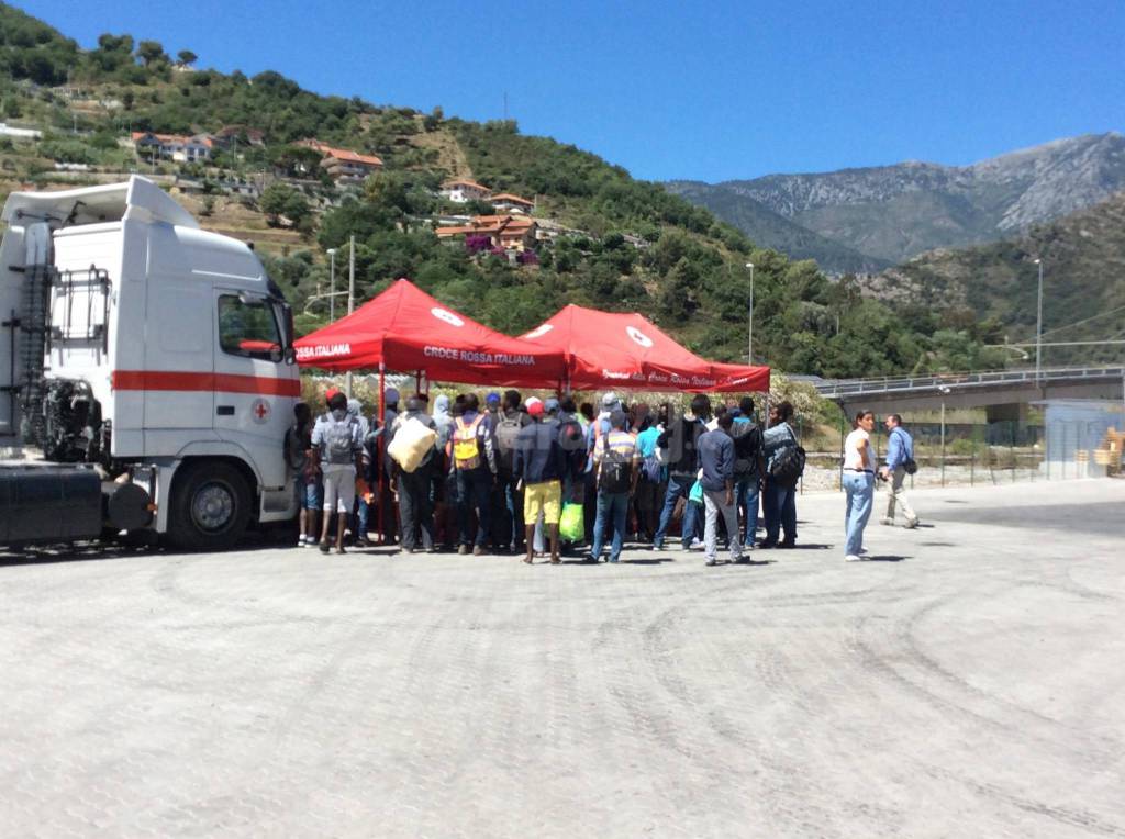 riviera24 - Migranti a Ventimiglia, iniziati i trasferimenti al Parco Roja