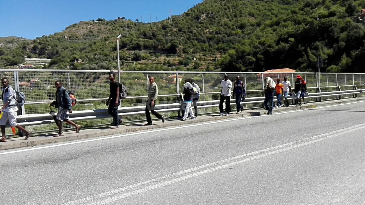 riviera24 - migranti a ventimiglia parco roja