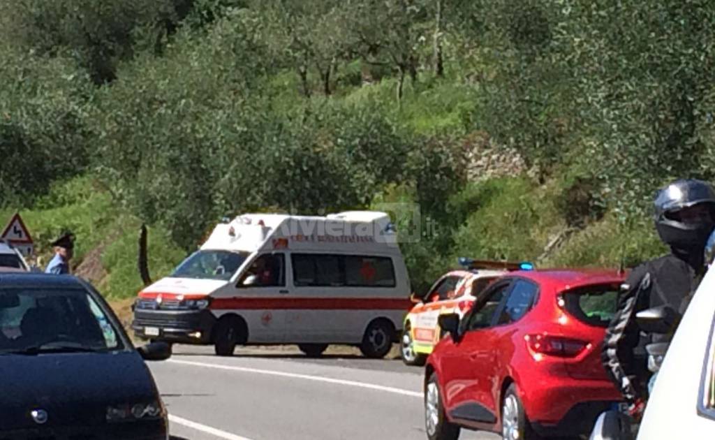 riviera24 - Scontro tra auto e camper ad Acquetico: motociclista in codice rosso al Santa Corona