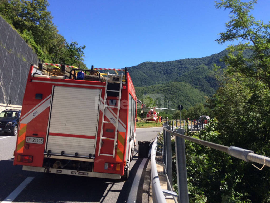 riviera24 - Scontro tra auto e camper ad Acquetico: motociclista in codice rosso al Santa Corona