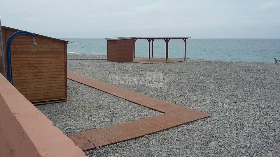 riviera24 - Spiaggia libera dalle barriere architettoniche a Ventimiglia