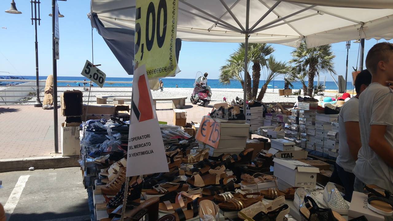 Strage di Nizza, la solidarietà degli operatori del mercato di Ventimiglia