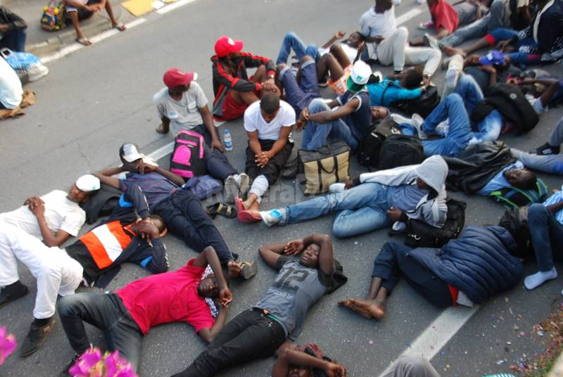 Ventimiglia migranti in marcia verso la Francia