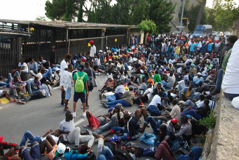 Ventimiglia migranti in marcia verso la Francia