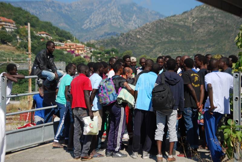 Ventimiglia, migranti nell'area riservata ai carristi