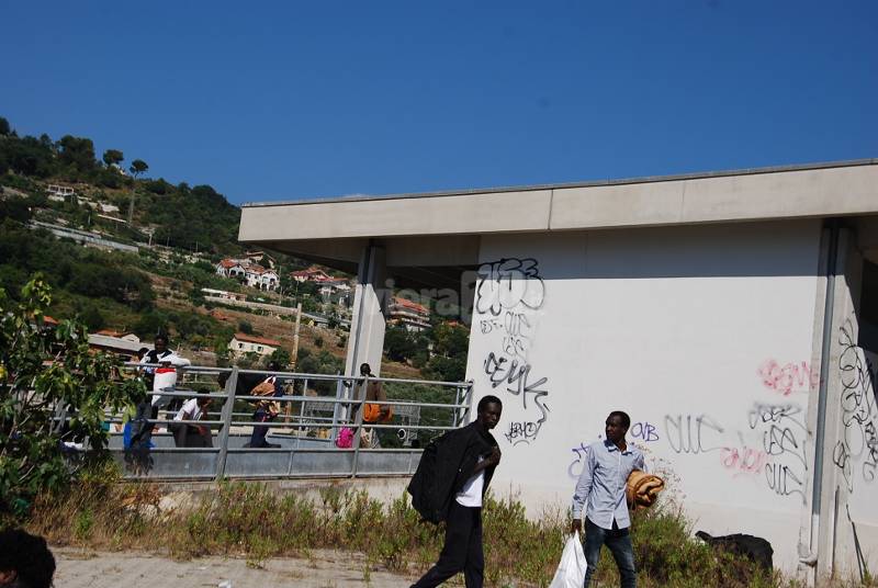 Ventimiglia, migranti nell'area riservata ai carristi