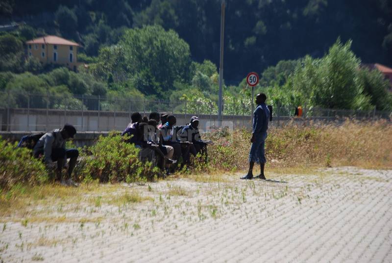 Ventimiglia, migranti nell'area riservata ai carristi