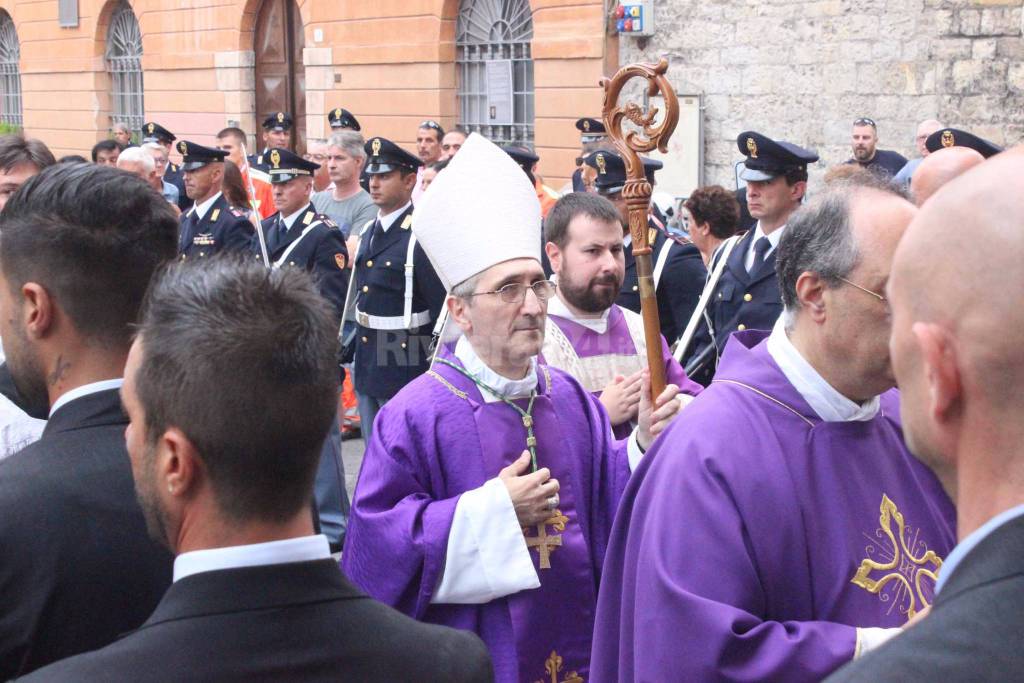 Albenga, una folla commossa per l’ultimo saluto a Diego Turra