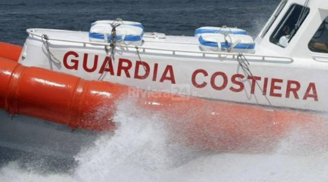 Imperia, barca in avaria rischia di finire sugli scogli: salvata dalla Guardia Costiera