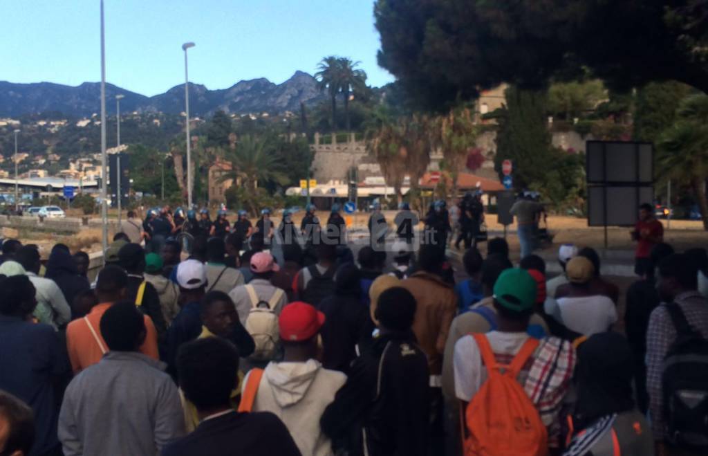 riviera - celere no borders migranti frontiera ponte san luigi polizia carabinieri